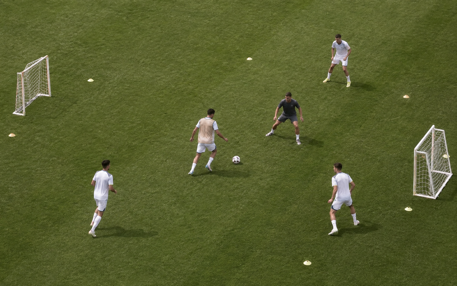 Illustrative football exercise with a central player, teammates and an opponent